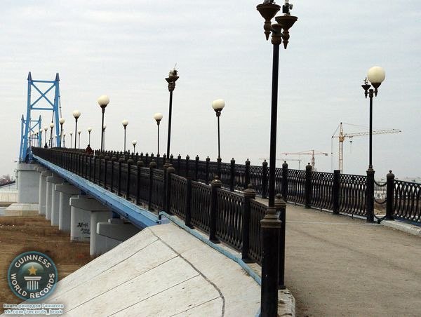 Самый длинный пешеходный мост в городе Атырау . Длина моста 551 метр