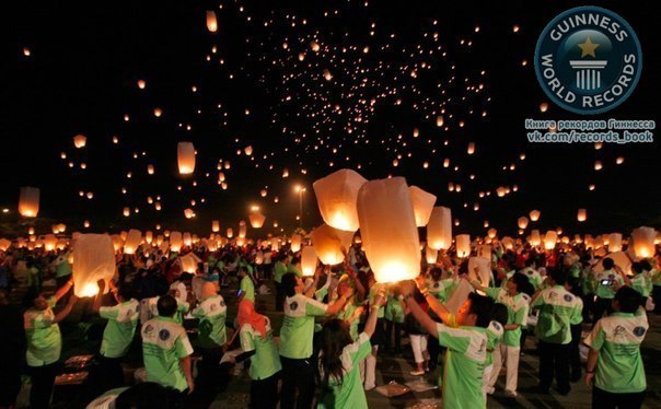 Индонезийцы пытаются установить мировой рекорд за самое массовое выпускание фонариков в небо в Джакарте 5 декабря 2009 года. В небо были выпущены, по меньшей мере, 10 000 фонариков.