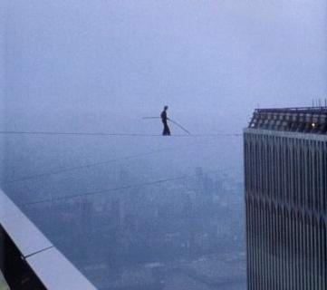 7 августа 1974 года француз Philippe Petit натянул трос между башнями ВТЦ и зашагал над пропастью. Его заметила женщина, через несколько минут обе крыши башен были заполнены полицейскими. Через 45 минут удалось уговорить его сойти на крышу.