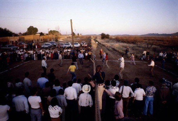 Люди играют в волейбол, вместо сетки - граница между США и Мексикой. 1979 г