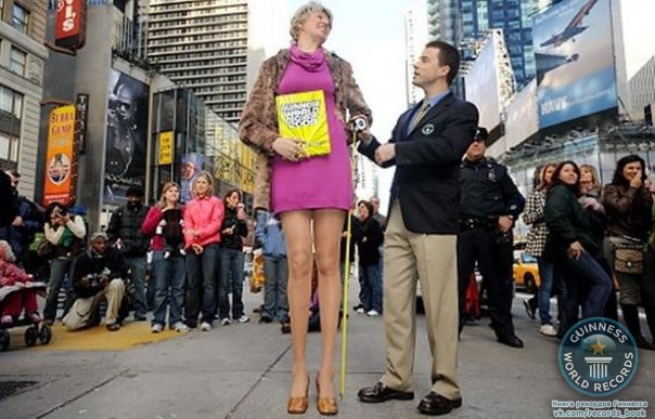 Светлана Панкратова,русская,живущая в США,зарегистрированна в Книге рекордов Гиннесса как обладательница самых длинных ног в мире.Длина ее ног составляет132 сантиметра!