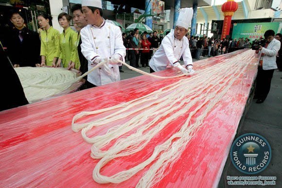 Команда поваров в Китае установила новый рекорд Гиннеса, повара сделали самую длинную лапшу в мире.