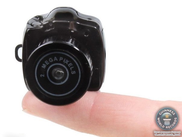 Самый маленький фотоаппарат в мире был создан американской компанией Hammacher Schlememr. Максимальный размер камеры - 2,5 см, вес - 28 г, разрешение - 2 мегапикселя. Крохотный фотоаппарат имеет возможность снимать видео. Цена этого уникального аппарата - 100 долларов.