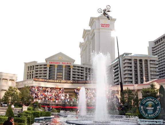 В 2006 году в Лас Вегасе Майк "Крестный отец" Метцгер установил новый рекорд Гиннеса по самому длинному прыжку на мотоцикле, прыгнув через фонтан возле отеля Caesars Palace. Длина самого большого прыжка - 3,8 метра.