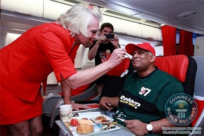 Основатель авиакомпании Virgin Airlines, британский миллиардер Ричард Брэнсон поработал стюардессой на рейсе своего конкурента после проигранного пари.