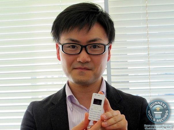 Willcom (японский оператор сотовой связи) представил мобильный телефон Phone Strap 2 WX06A, который компания объявила самым маленьким и легким телефоном из ныне существующих. 1-дюймовый цветной экран, габариты — 32х70х10,7 мм, а вес составляет всего 32 г (что почти в 4 раза легче, чем iPhone 5).