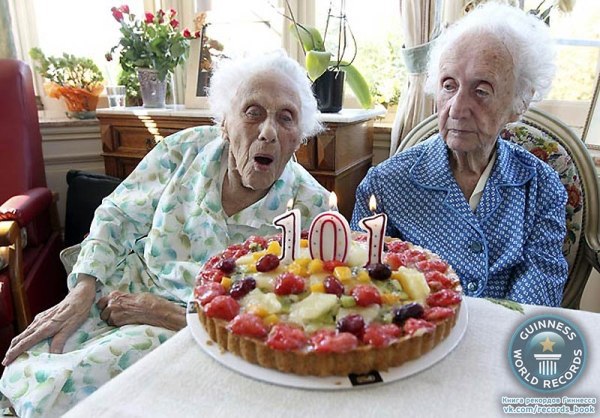 Самые старые сестры-близняшки Мария (слева) и Габриэль отметили 101-й год рождения в Бельгии.