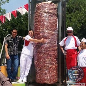 Самый большой в мире Донер-кебаб с рекордным весом 1198 килограммов был приготовлен в Турции.