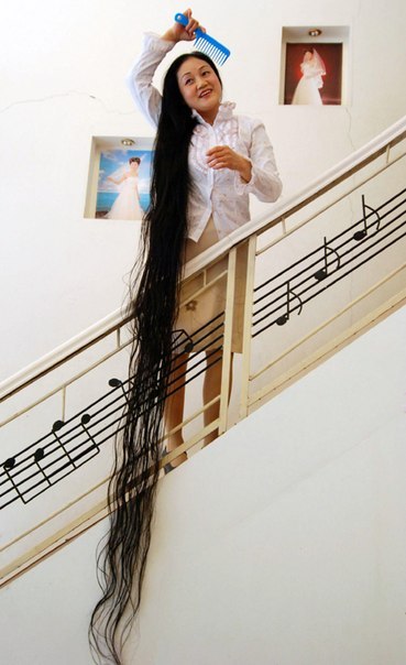 Самые длинные волосы принадлежат китайке Xie Qiuping, которая отращивала их с 1973(тогда ей было 13 лет) до 2004 года. Длинна её волос составила 5,627 метров (18 фунтов и 5, 54 дюймов) 8 мая 2004 года. Её волосы остаются самыми длинными и по сей день.
