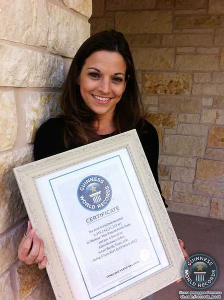 Эта лучезарная барышня, держащая в руках сертификат Гиннесса – 28-летняя Алисия Ричман (США), обладательница рекорда по объему сданного на благотворительные цели грудного молока. Рекордный результат равен 395 литрам.