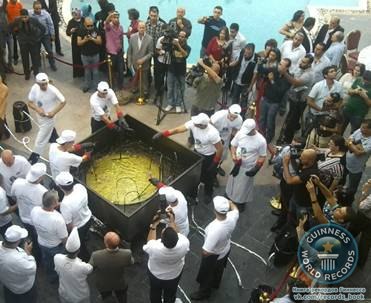 Команда шеф-поваров из Иордании приготовила фалафель весом 74,75 килограмма, который стал самым большим в мире и был занесен в книгу рекордов Гиннеса.