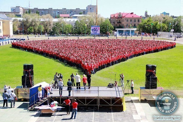 Более 7 тысяч человек образовали "живую каплю" во время акции "Здоровый донор — здоровая Россия" в Оренбурге; акция претендует на место в книге рекордов Гиннеса. 