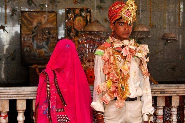 Свадебная церемония, Индия, Бхапай. Жениху 14 лет, невесте 12 лет