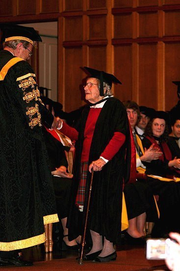 94-летняя жительница Австралии Филлис Тернер (Phyllis Turner) стала самой старой в мире выпускницей университета.