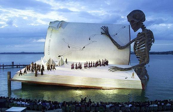 Эта гигантская книга - необычная сцена на озере Констанц в городе Брегенц, Австрия, во время фестиваля Квант Милосердия. На этой фотографии запечатлена постановка оперы Верди Бал-Маскарад.
