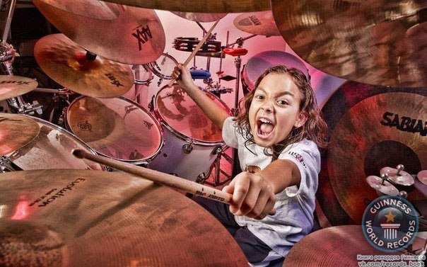Самый молодой профессиональный барабанщик — Джулиан Пэйвон из США, родившийся 19 мая 2004 года.