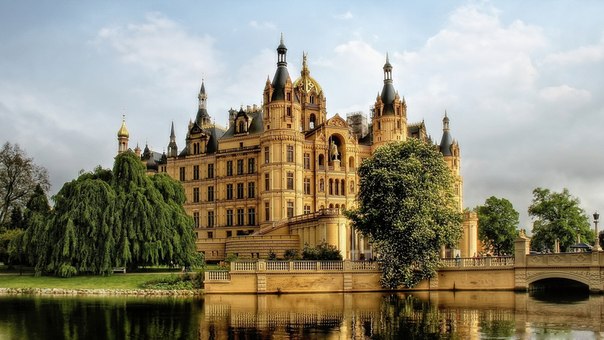 Шверинский замок — резиденция главы Мекленбургского дома в городе Шверин в Германии, земля Мекленбург — Передняя Померания.