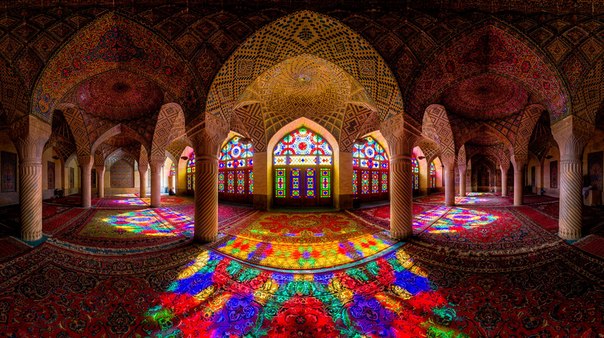 Мечеть Насир ол-Молк - традиционная исламская мечеть, расположенная в городе Шираз, в Иране. Из-за великолепной мозаики, которой украшены все её стены, Насир ол-Молк единодушно признана одной из самых красивых мечетей в стране.