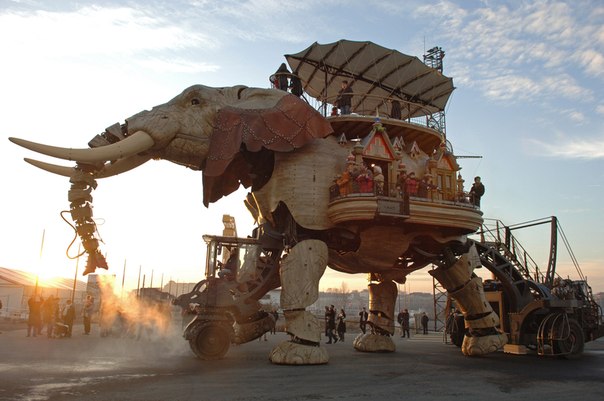 Механический 12-метровый слон - механическая скульптура проекта «Машины острова Нант». Нант, Франция.