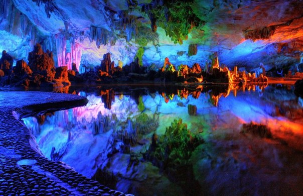 Пещера Тростниковой Флейты является самой крупной и живописной из карстовых пещер в китайском туристическом городе Яншо.