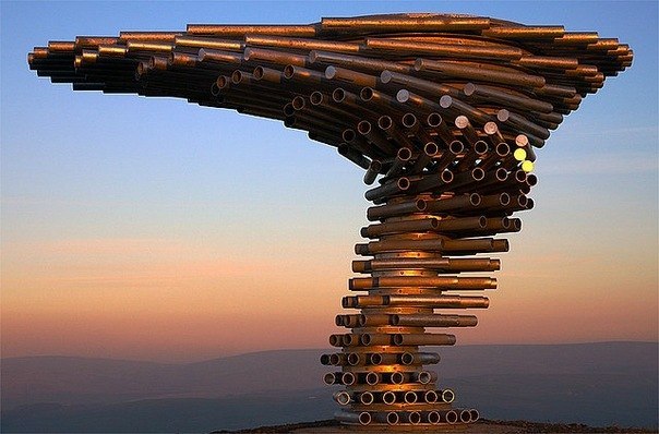 Скульптура «Поющее Дерево» от архитекторов Майка Тонкина и Анны Лю. При сильном ветре скульптура начинает издавать тихий насыщенный гул, охватывающий сразу несколько октав.