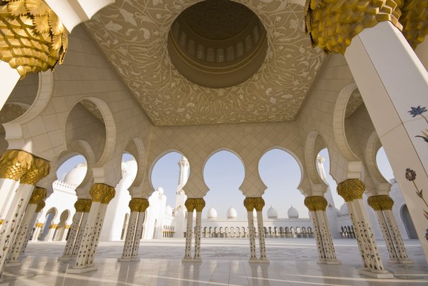 Мечеть шейха Зайда — одна из шести самых больших мечетей в мире. Расположена в Абу-Даби, столице Объединенных Арабских Эмиратов. Названа в честь шейха Зайда ибн Султана ан-Нахайяна — основателя и первого президента Объединенных Арабских Эмиратов. Рядом он похоронен. Мечеть была официально открыта в месяц Рамадан в 2007 году. Эта мечеть, наряду с мечетью Джумейра в Дубае, стала исключением — в неё пускают всех желающих (а не только мусульман). Министерство туризма объявило, что экскурсии по мечети будут проводиться для мусульман и немусульман с середины марта 2008 года. 