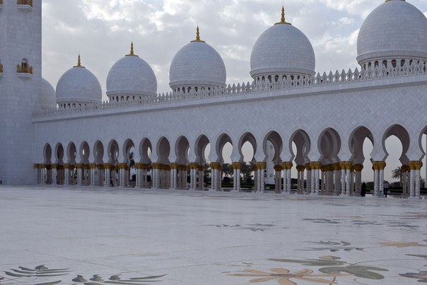 Мечеть шейха Зайда — одна из шести самых больших мечетей в мире. Расположена в Абу-Даби, столице Объединенных Арабских Эмиратов. Названа в честь шейха Зайда ибн Султана ан-Нахайяна — основателя и первого президента Объединенных Арабских Эмиратов. Рядом он похоронен. Мечеть была официально открыта в месяц Рамадан в 2007 году. Эта мечеть, наряду с мечетью Джумейра в Дубае, стала исключением — в неё пускают всех желающих (а не только мусульман). Министерство туризма объявило, что экскурсии по мечети будут проводиться для мусульман и немусульман с середины марта 2008 года. 