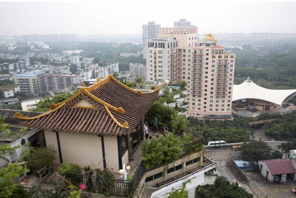 В Китае небольшой храм построили прямо на крыше многоэтажки