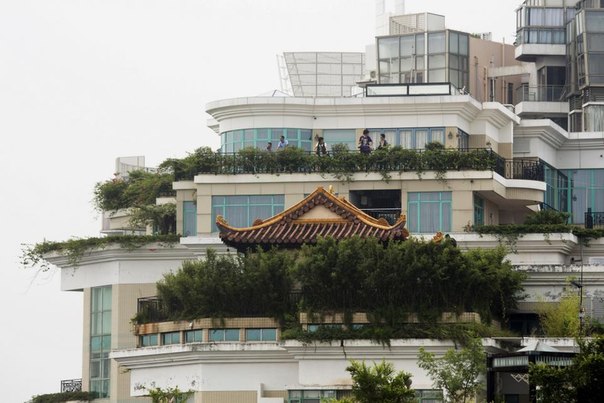 В Китае небольшой храм построили прямо на крыше многоэтажки