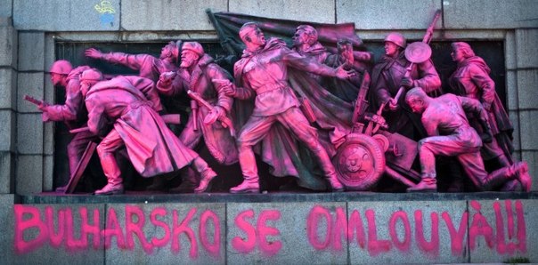 В Софии раскрасили советских солдат