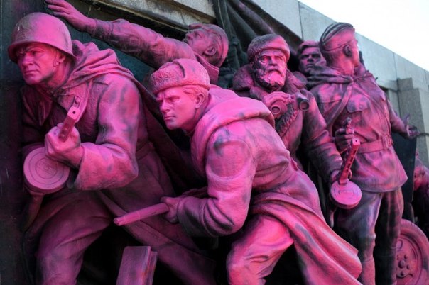 В Софии раскрасили советских солдат