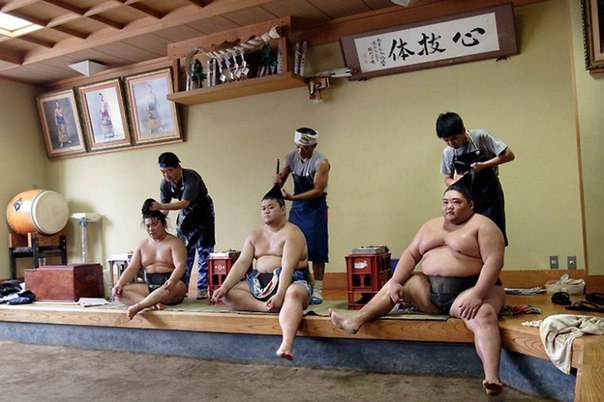 Английский фотограф Паоло Патрици (Paolo Patrizi) недавно вернулся с Японии и привез оттуда серию фотографий Sumo, которая иллюстрирует повседневную жизнь борцов сумо.