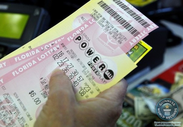 Во Флориде был продан выигрышный билет лотереи Powerball, который может принести своему владельцу 590 миллионов долларов. Как сообщает CBS, Терри Рич, официальный представитель лотереи в Айове, подтвердил продажу билета, соответствующего всем шести выигрышным числам. Имя счастливчика пока неизвестно.