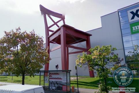 Самый большой стул во всём мире, как это водится в качестве наглядной рекламы, представлен перед магазином большой мебели «Мебель Лутц» в Нюрнберге.