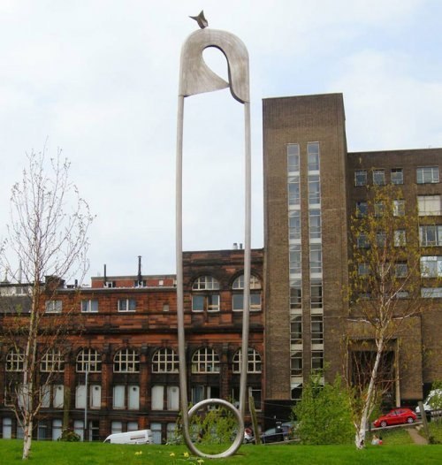 Памятник булавке в Глазго, Великобритания.