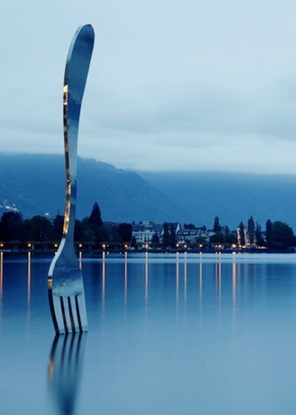 Эту огромную вилку, "воткнутую" в озеро, можно увидеть в Швейцарии, недалеко от Музея еды.