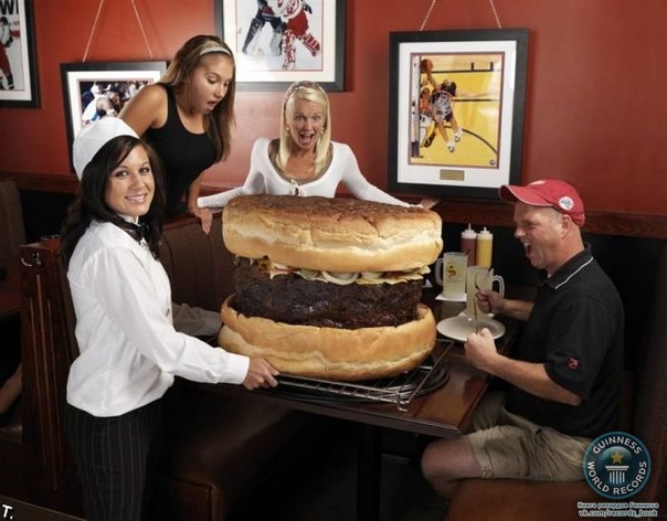 Самый большой съедобный гамбургер весит 74,75 кг и стоит 399 долларов в меню гриль-бара «У Мэлли» в Саутгейте, штат Мичиган