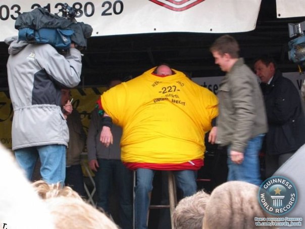 227 футболок было надето на Джефа Ван Дика на событии Unizo в Брехте, Бельгия, 24 апреля 2008 года.