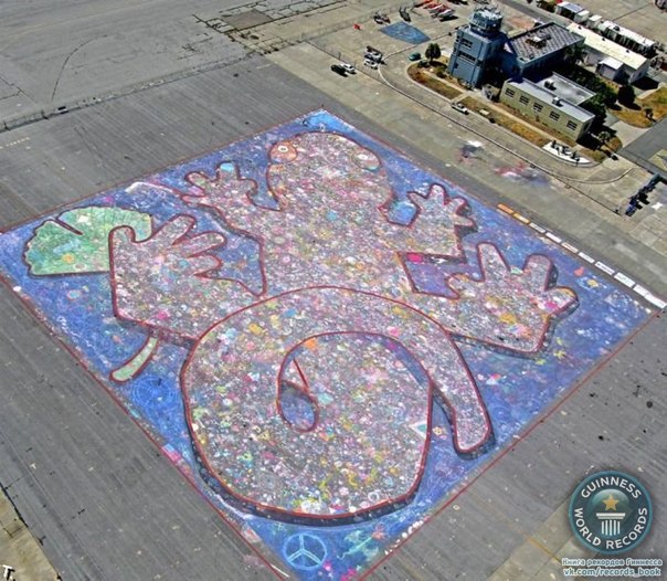 Крупнейший рисунок мелом составил 8361,31 метров, его рисовало 5 578 детей из школ Аламеды, Калифорния, для специального детского проекта с 27 мая по 7 июня 2008 года.