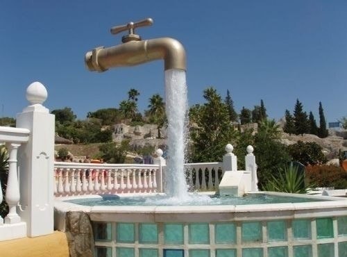 Фонтан "Кран, висящий в воздухе" находится в Испанском городе Кадис. Под потоком воды спрятана труба.