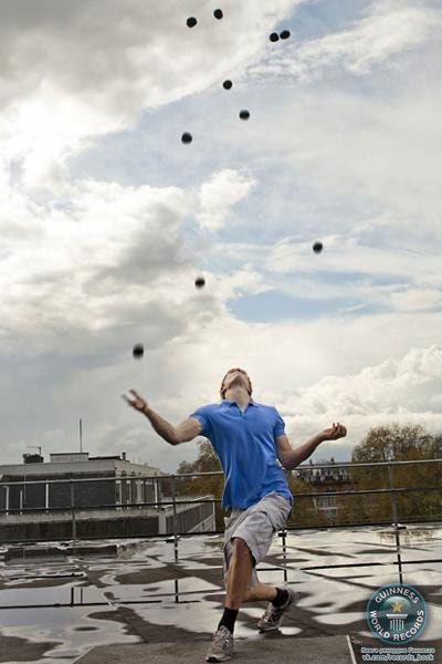 Самое большое количество шаров, которыми когда-либо жонглировал человек Рекорд установлен Алексом Барроном из Великобритании, который сумел поймать 11 шаров 23 раза подряд.