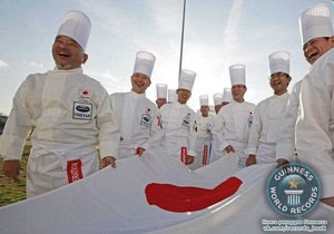 Студенты японского кулинарного техникума испекли рулет, длина которого составила 130 метров и 68 сантиметров, сообщает газета The Daily Mail.