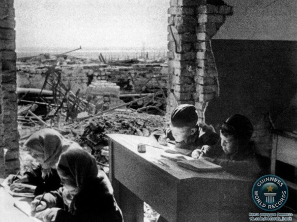 Дети за партами разрушенной школы в Сталинграде.