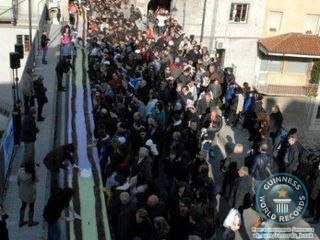 В городе Кастеллеоне, который находится в Италии, был установлен новый рекорд. Местные жители стали свидетелями создания нового самого большого в мире бутерброда, длина которого составила более 3 км.
