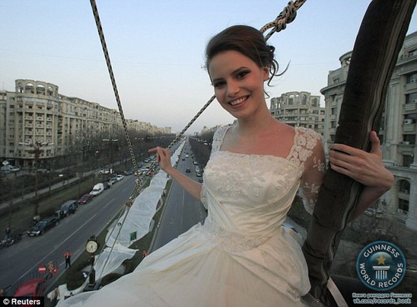 В Книге рекордов Гиннеса появился новый рекорд - в румынской столице сшили самое длинное свадебное платье в мире, длина шлейфа которого - целых 3 тысячи метров.