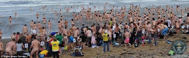 На выходных целых 400 людей собрались для того, чтобы одновременно раздеться и попасть в Книгу рекордов Гиннеса, как самое большое количество голых людей в одном месте.