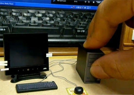 Самый маленький персональный компьютер в мире. Этот мини-компьютер полностью функционален, у него есть рабочая клавиатура и мышь. Вероятно, эта мышь и клавиатура также являются самыми маленькими в мире рабочими устройствами.