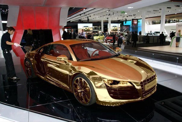 Золотая Audi R8.
