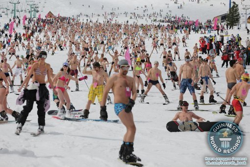 20 апреля 2013 года войдет в историю горнолыжного курорта Шерегеш. В 12.00 сибиряки поставили на горе Зеленая мировой рекорд. Более 700 человек одновременно спустились раздетыми, чтобы попасть в книгу Гиннесса.