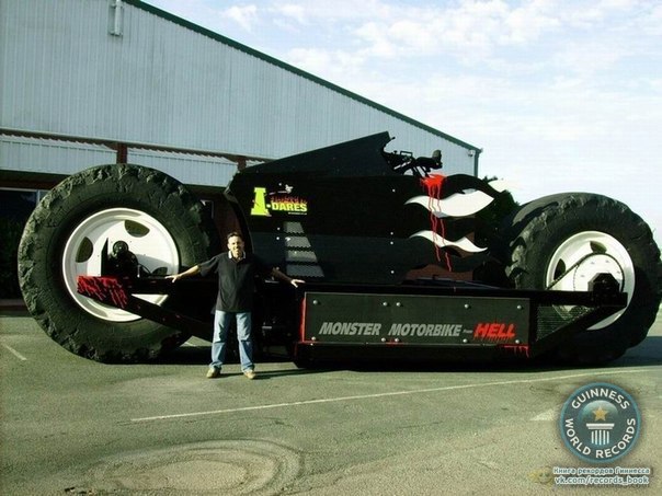 Самый большой мотоцикл. Monster Motorbike from Hell) весом 13 тонны и три с половиной метра высоты. Двигатель у монстра Detroit Diesel, автоматическая коробка передач и колеса от карьерного самосвала Caterpillar.